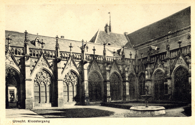 606255 Gezicht op de kruisgang van de Domkerk (Domplien) te Utrecht, vanaf de pandhof.